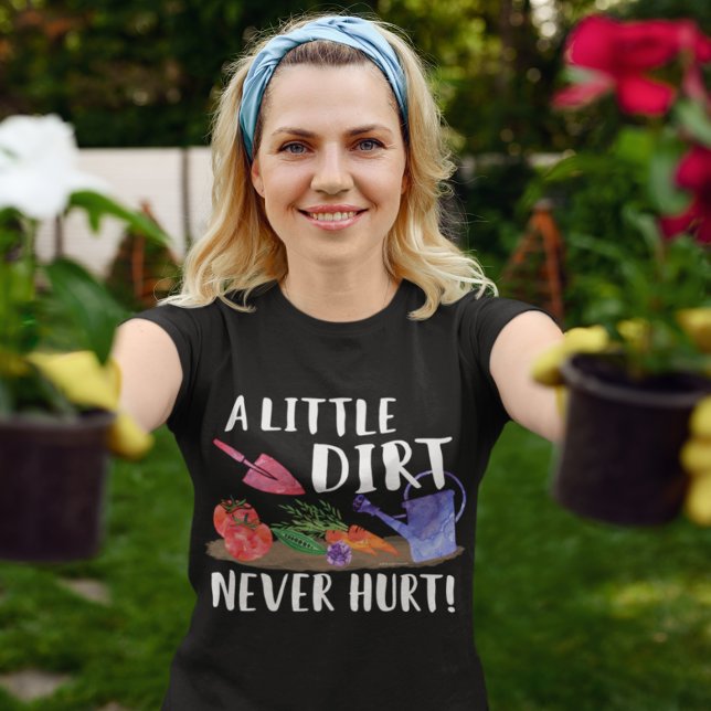Camiseta Un poco de suciedad nunca lastima al jardinero de  (a little dirt never hurt gardener t-shirt gardening gifts for women by cutecomfy.com)