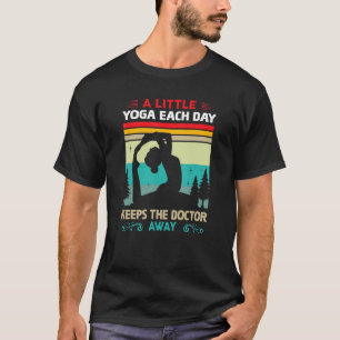 Camiseta Un Poco De Yoga Cada Día Mantiene Al Médica Alejad