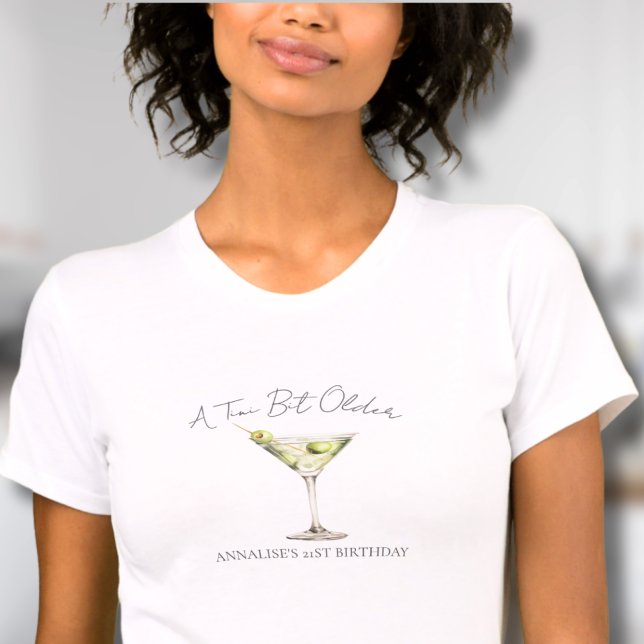 Camiseta Un poco más viejo Martini cumpleaños (A Tini Bit Older Martini Birthday T-Shirt)