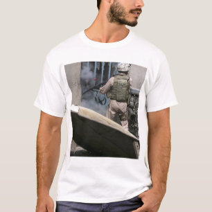 Camiseta Un policía militar utiliza una violación alreded