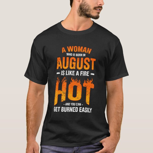 Camiseta Un Que Nació En Agosto Es Como Un Incendio Calient (Anverso)