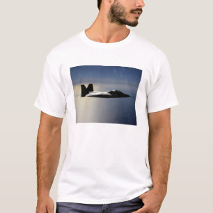 Camiseta Un rapaz F/A-22 vuela una misión de entrenamiento