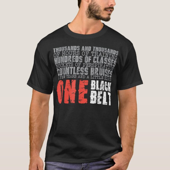 Camiseta Un regalo de artes marciales de un cinturón negro  (Anverso)