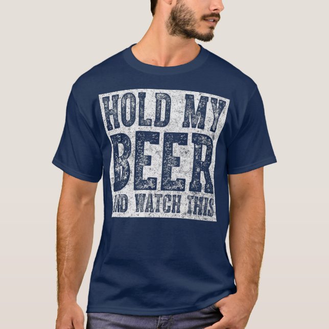 Camiseta Un Regalo De Bebida Agarra Mi Cerveza Y Mira Esto (Anverso)