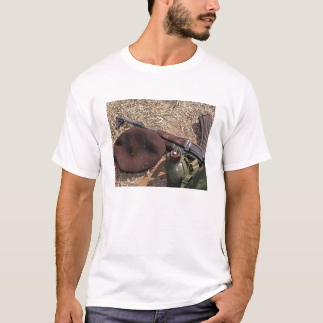 Camiseta Un rifle, una cubierta militar y una cantina (Anverso)