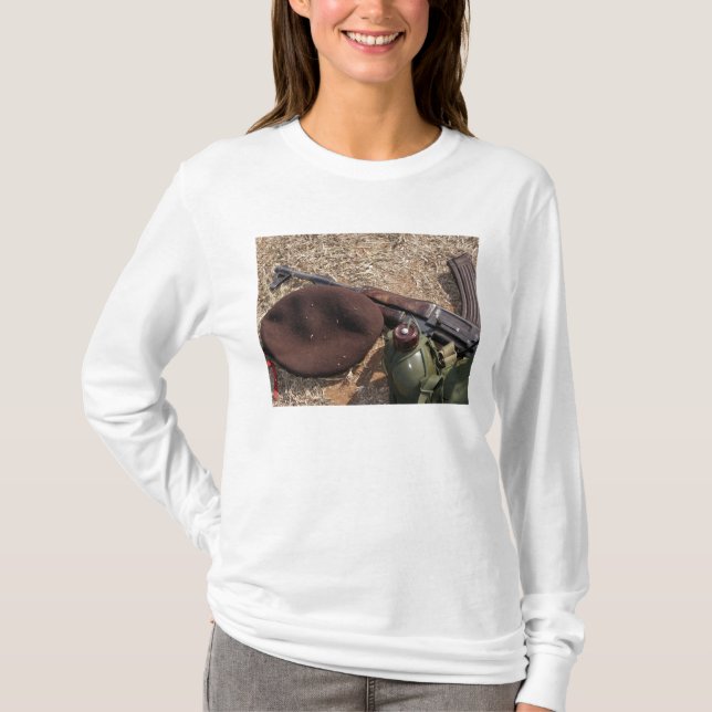 Camiseta Un rifle, una cubierta militar y una cantina (Anverso)