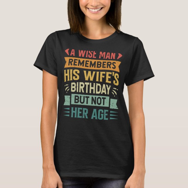 Camiseta Un sabio recuerda el cumpleaños de su esposa, pero (Anverso)