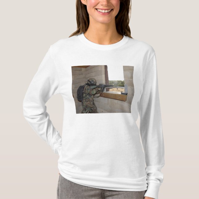 Camiseta Un soldado actúa como fuerza de oposición (Anverso)