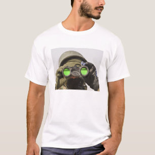 Camiseta Un soldado afgano explora el horizonte