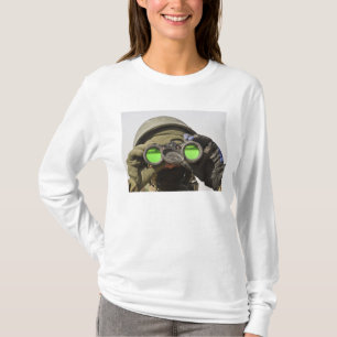 Camiseta Un soldado afgano explora el horizonte