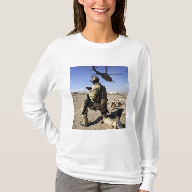 Camiseta Un soldado conduce la seguridad de un HH-60 (Anverso)