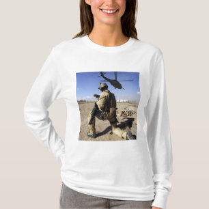 Camiseta Un soldado conduce la seguridad para un HH-60