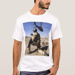 Camiseta Un soldado conduce la seguridad para un HH-60