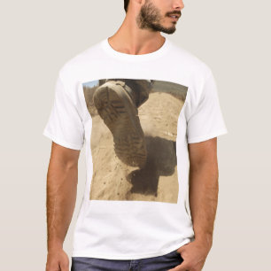 Camiseta Un soldado de los E.E.U.U. camina a lo largo de