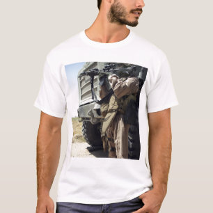 Camiseta Un soldado proporciona la seguridad para los