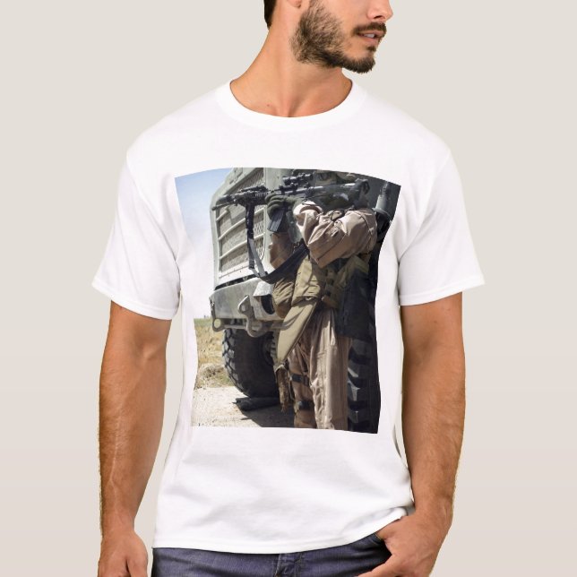 Camiseta Un soldado proporciona seguridad a los marines (Anverso)