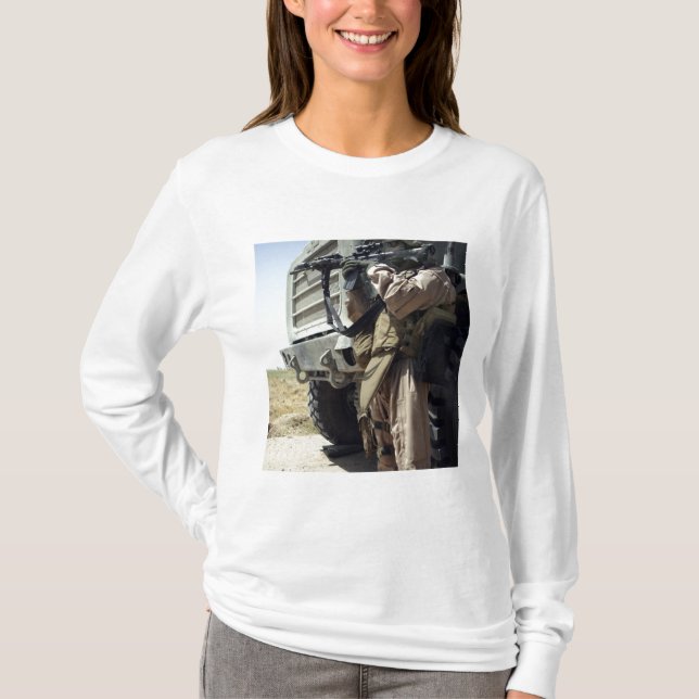 Camiseta Un soldado proporciona seguridad a los marines (Anverso)