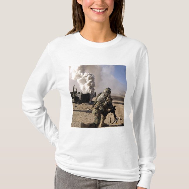 Camiseta Un soldado reacciona a una expulsión controlada (Anverso)