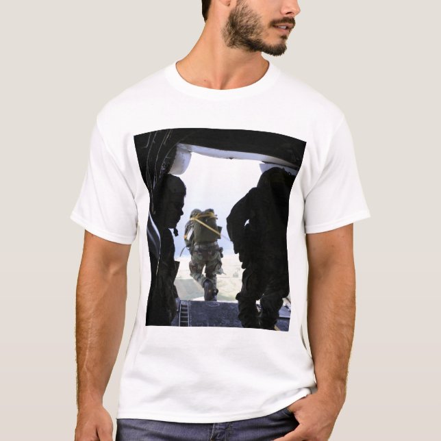 Camiseta Un soldado realiza un salto de línea estática (Anverso)