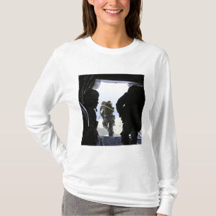 Camiseta Un soldado realiza un salto del estático-line