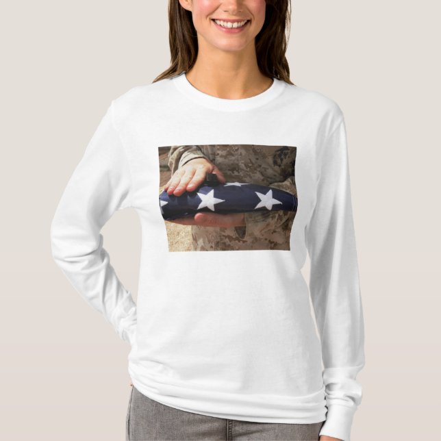 Camiseta Un soldado sostiene la bandera de los Estados Unid (Anverso)