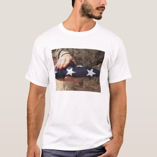 Camiseta Un soldado sostiene la bandera de los Estados Unid (Anverso)