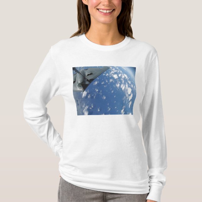 Camiseta Un Stratotanker KC-135 reabastece un Espíritu B-2 (Anverso)
