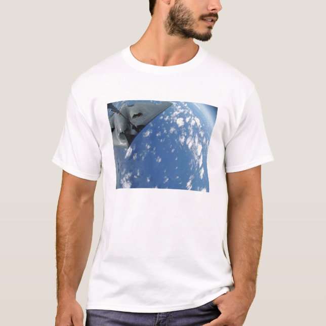 Camiseta Un Stratotanker KC-135 reabastece un Espíritu B-2 (Anverso)