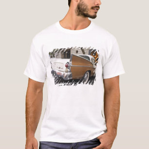 Camiseta Un Studebaker Silver Hawk Classic Car estacionado 