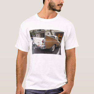 Camiseta Un Studebaker Silver Hawk Classic Car estacionado