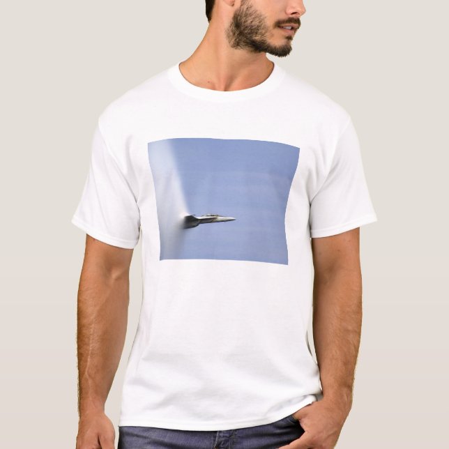 Camiseta Un Super Cuerno F/A-18E alcanza la velocidad de (Anverso)