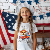 Un tierno bombero conduce un camión en miniatura