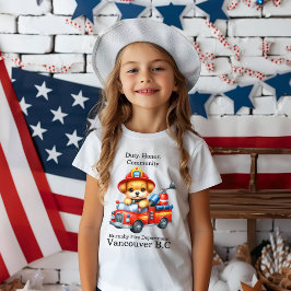 Camiseta Un tierno bombero conduce un camión en miniatura