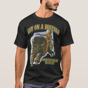 Camiseta Un tipo en un punzón de búfalo que Cougar en la ca