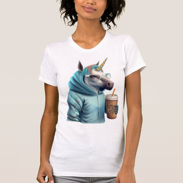 Camiseta Un unicornio con capucha bebe un café. 1 (Anverso)