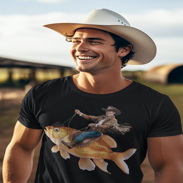 Camiseta Un vaquero gracioso montando un pez (Subido por el creador)