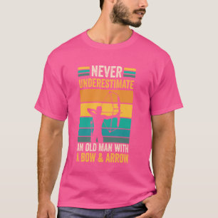 Camiseta Un Viejo Arquero Gracioso Con Arquero De Flechas Y