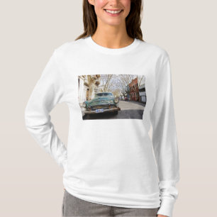 Camiseta Un viejo coche de color oxidado y descascarado est