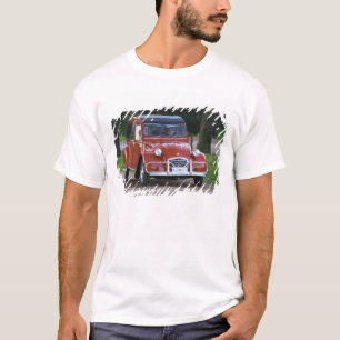 Camiseta Un viejo coche rojo Citroen 2CV con una mujer sonr