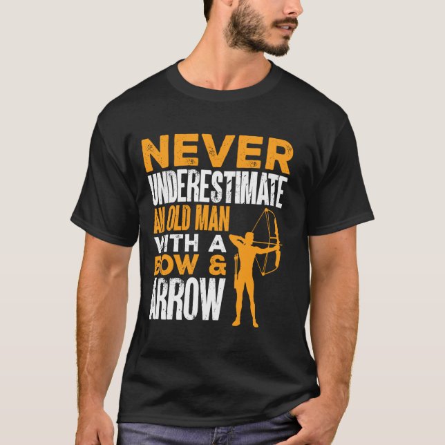 Camiseta Un Viejo Con Arco De Flechas Y Flechas (Anverso)