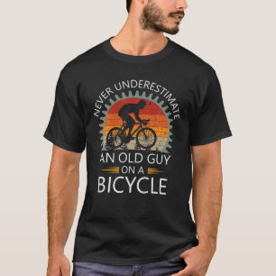 Camiseta Un Viejo Hombre En Una Vintage De Ciclismo De Bici