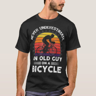 Camiseta Un Viejo Hombre En Una Vintage De Ciclismo De Bici