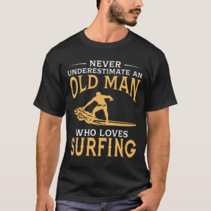 Camiseta Un viejo hombre que ama el practicar surf