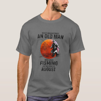 Camiseta Un Viejo Que Ama La Pesca Y Nació En Ago