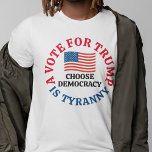 Camiseta Un voto para Trump es la tiranía que elige la demo<br><div class="desc">Un voto para Trump es tiranía,  elegir democracia. Una camiseta patriota demócrata para las elecciones de 2024 que recuerda a los votantes que Donald Trump cometió traición contra los Estados Unidos de América. Un diseño de bandera estadounidense para un patriota que está en contra del fiesta republicano.</div>