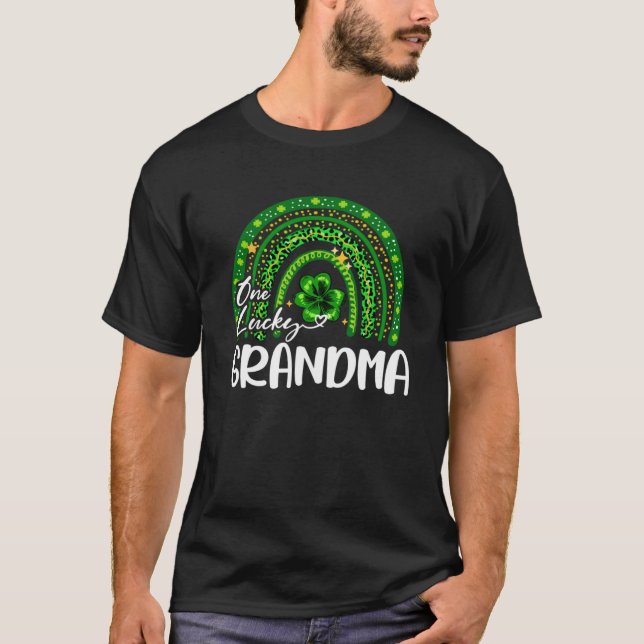 Camiseta Una abuela afortunada Shamrock Rainbow St Patrick  (Anverso)
