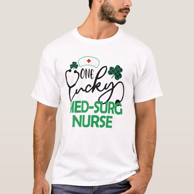 Camiseta Una afortunada enfermera de Surg Med St. Patrick's (Anverso)
