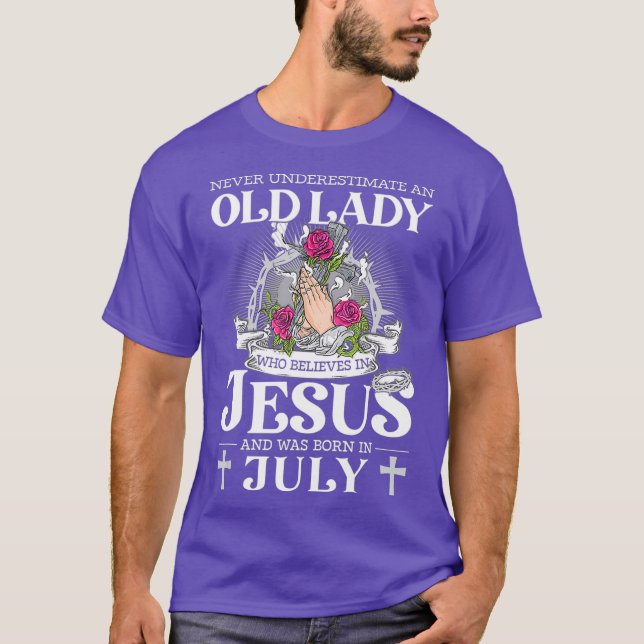 Camiseta Una anciana que cree en Jesús y nació (Anverso)