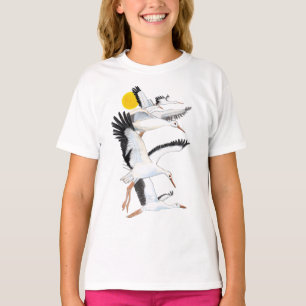 Camiseta Una bandada de cigüeñas blancas que vuelan sobre l