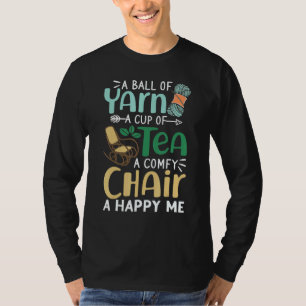 Camiseta Una Bola De Yarn Una Taza De Té Una Silla Conforta